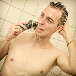 mannen scheren de baard voor het goede doel