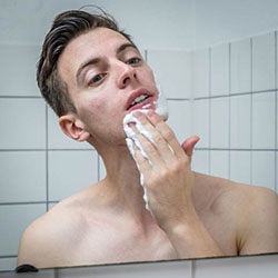 mannen scheren de baard voor het goede doel