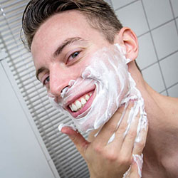 mannen scheren de baard voor het goede doel