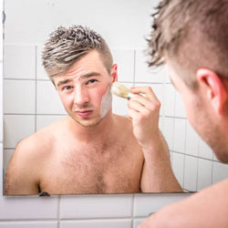 mannen scheren de baard voor het goede doel