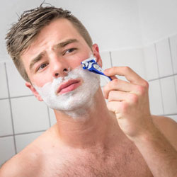 mannen scheren de baard voor het goede doel