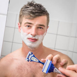 mannen scheren de baard voor het goede doel