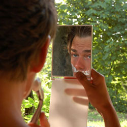 mannen scheren de baard voor het goede doel