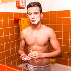 mannen scheren de baard voor het goede doel