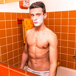 mannen scheren de baard voor het goede doel