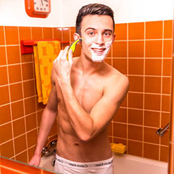 mannen scheren de baard voor het goede doel