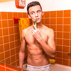 mannen scheren de baard voor het goede doel