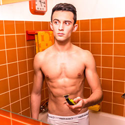 mannen scheren de baard voor het goede doel