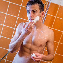 mannen scheren de baard voor het goede doel