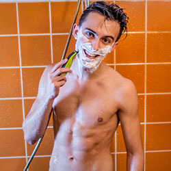 mannen scheren de baard voor het goede doel