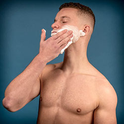 mannen scheren de baard voor het goede doel
