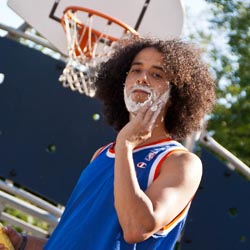 mannen scheren de baard voor het goede doel