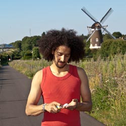 mannen scheren de baard voor het goede doel