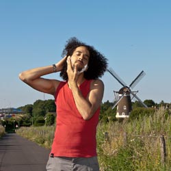 mannen scheren de baard voor het goede doel