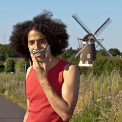 mannen scheren de baard voor het goede doel