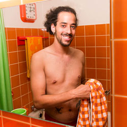 mannen scheren de baard voor het goede doel