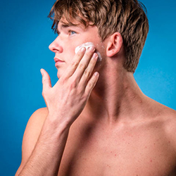 mannen scheren de baard voor het goede doel