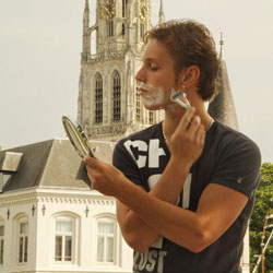 mannen scheren de baard voor het goede doel