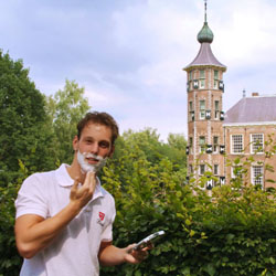 mannen scheren de baard voor het goede doel