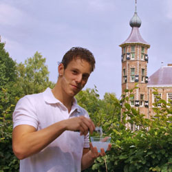 mannen scheren de baard voor het goede doel