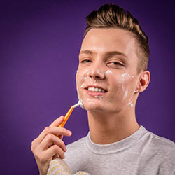 mannen scheren de baard voor het goede doel