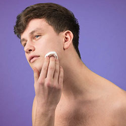 mannen scheren de baard voor het goede doel