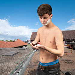 mannen scheren de baard voor het goede doel