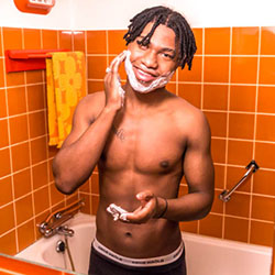 mannen scheren de baard voor het goede doel