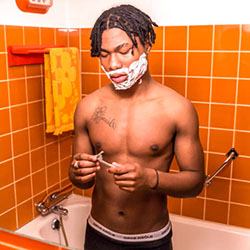 mannen scheren de baard voor het goede doel