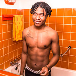 mannen scheren de baard voor het goede doel