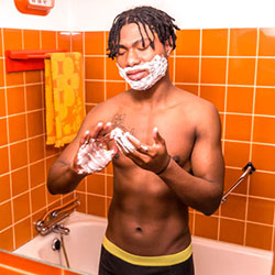 mannen scheren de baard voor het goede doel