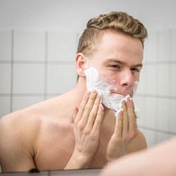 mannen scheren de baard voor het goede doel