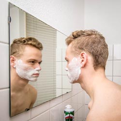 mannen scheren de baard voor het goede doel