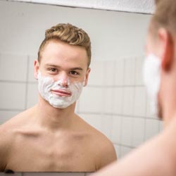 mannen scheren de baard voor het goede doel