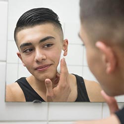 mannen scheren de baard voor het goede doel