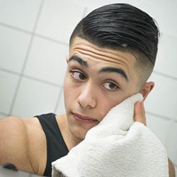 mannen scheren de baard voor het goede doel