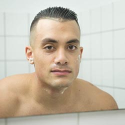 mannen scheren de baard voor het goede doel