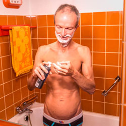 mannen scheren de baard voor het goede doel