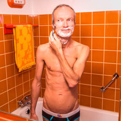 mannen scheren de baard voor het goede doel