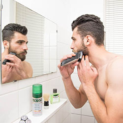 mannen scheren de baard voor het goede doel