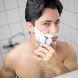 mannen scheren de baard voor het goede doel