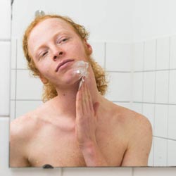 mannen scheren de baard voor het goede doel