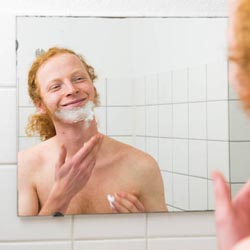 mannen scheren de baard voor het goede doel