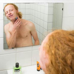 mannen scheren de baard voor het goede doel