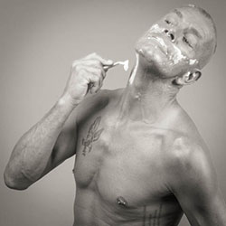 mannen scheren de baard voor het goede doel