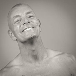 mannen scheren de baard voor het goede doel