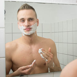 mannen scheren de baard voor het goede doel