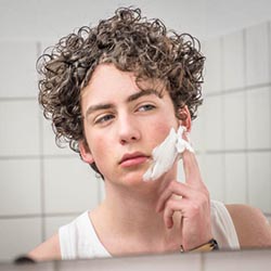 mannen scheren de baard voor het goede doel