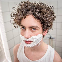 mannen scheren de baard voor het goede doel