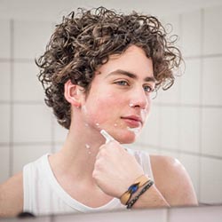 mannen scheren de baard voor het goede doel